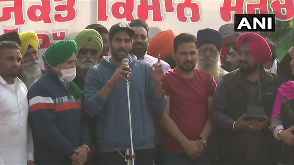 Boxer Vijender Singh  joins the farmers’ agitation at Singhu border