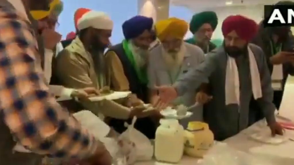 किसानो ने नहीं खाया सरकार का खाना, अपने साथ लाये खाने को बांटकर खाया