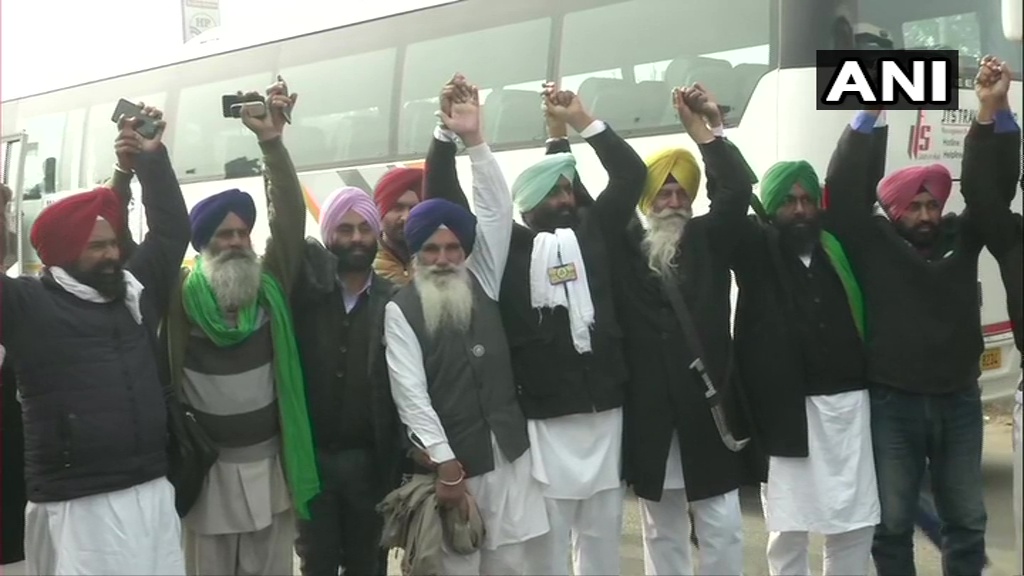 सरकार और किसानो के बीच बातचीत शुरू, हां /ना में जबाव मांगेंगे किसान