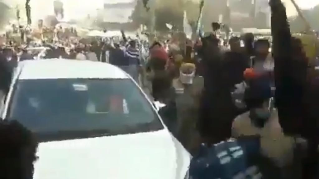 किसानो ने हरियाणा के मुख्यमंत्री का काफिला रोका, काले झंडे दिखाए