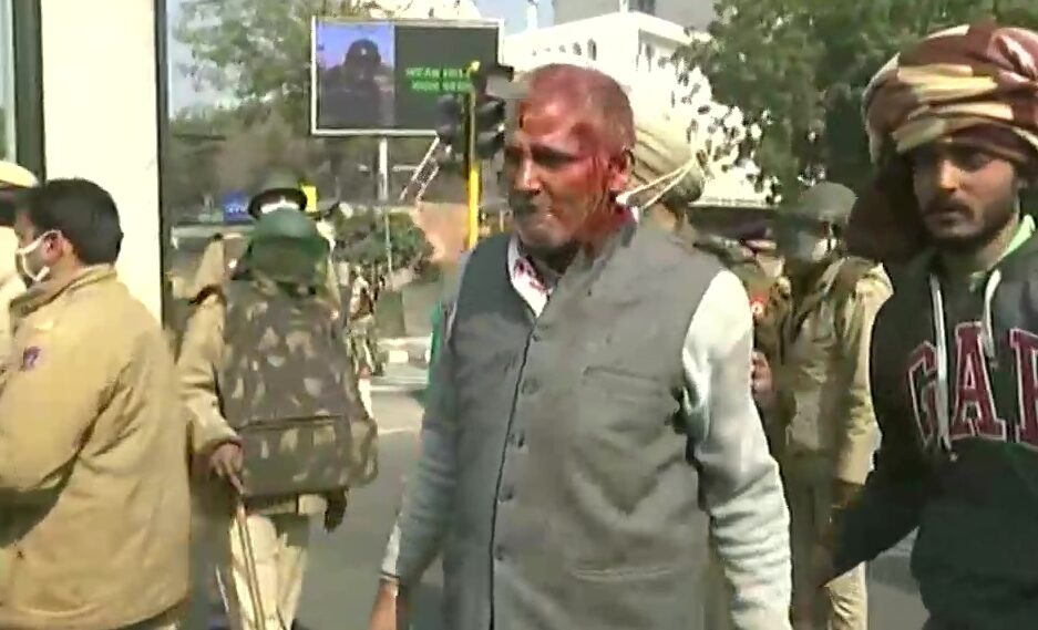 Clash between Police & Farmers, Groups of farmers enter Delhi breaking police barricade