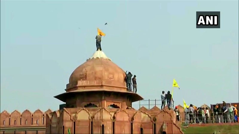 पड़ताल: लाल किले पर फहराया गया झंडा खालिस्तान का नहीं