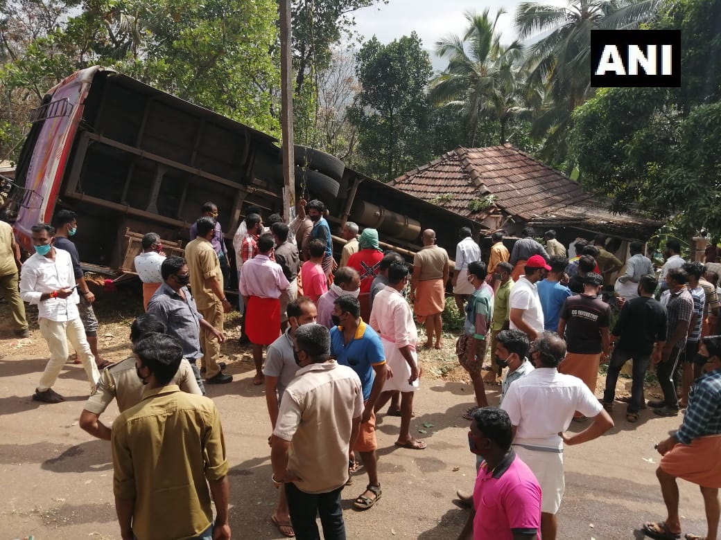 Bus crashed into a house, 5 killed, several injured