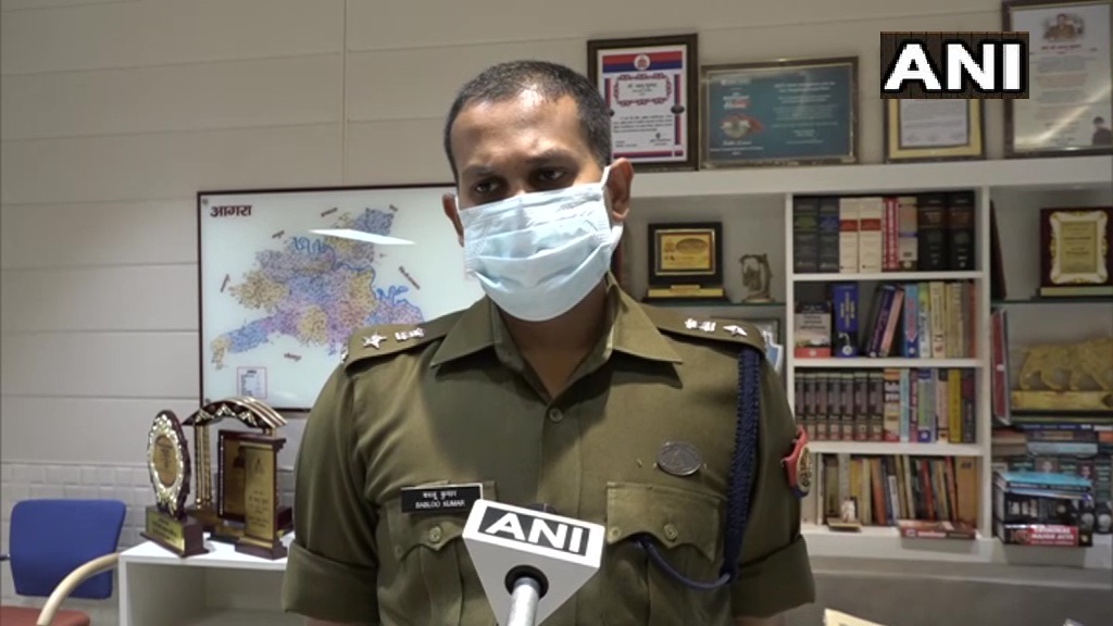 ताजमहल परिसर में भगवा लहराने वालो पर सीआईएसएफ ने दर्ज कराया मुकदमा