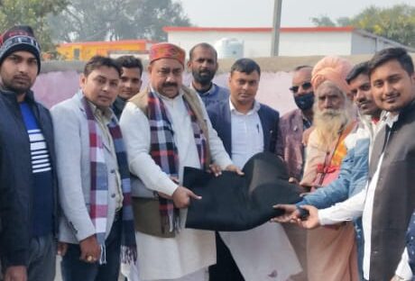 शीतकाल में अवधेश चौधरी ने गरीबों को किया कंबल वितरण