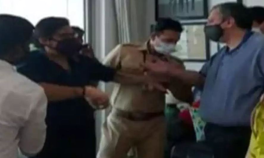 अर्नब पर लटकी है गिरफ्तारी की तलवार, कार्रवाही के लिए कानूनी सलाह ले रही महाराष्ट्र सरकार