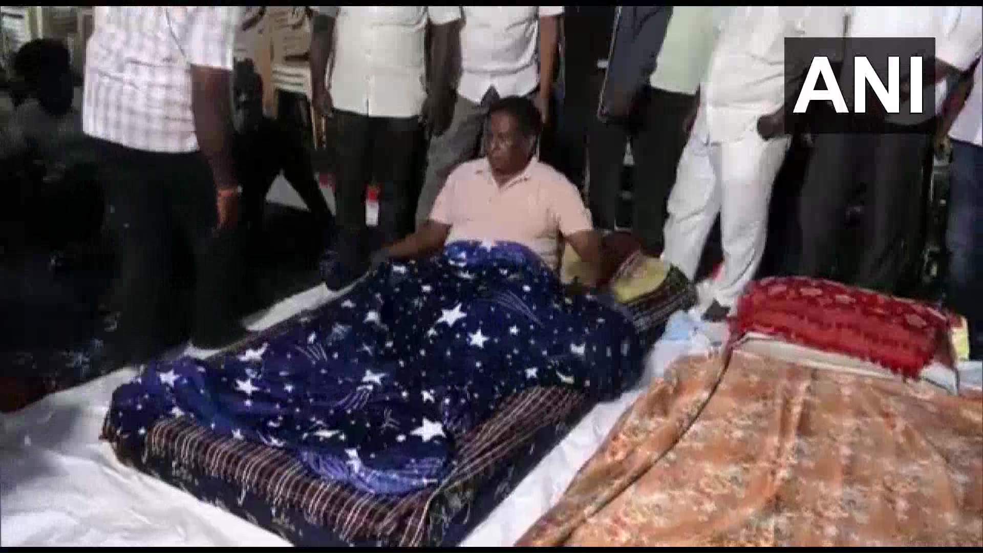 एलजी किरण बेदी को हटाने की मांग को लेकर सीएम नारायणसामी का धरना जारी