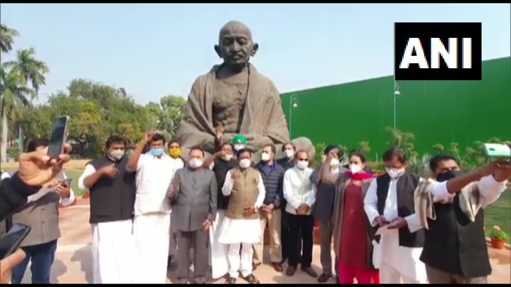 विपक्ष ने किया राष्ट्रपति के अभिभाषण का बहिष्कार, कांग्रेस ने संसद परिसर में किया प्रदर्शन