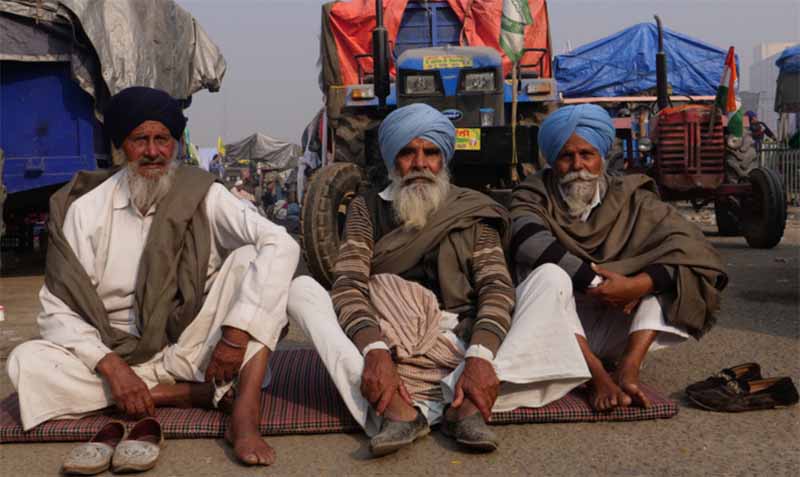 खट्टर को किसानो की दो टूंक: प्रदर्शन स्थल पर ही किसानो को लगे वैक्सीन