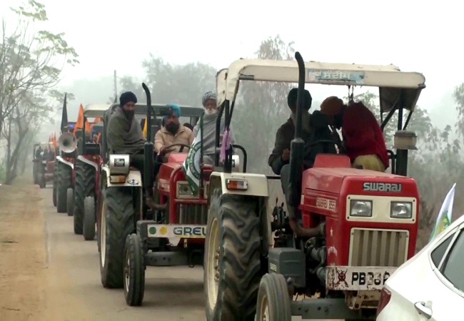 दिल्ली की सीमाओं पर ट्रेक्टरो की भीड़ बढ़ी, किसानो का आना जारी
