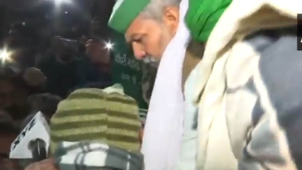 किसान आंदोलन के मंच पर पहुंचे बीजेपी नेता को राकेश टिकैत ने पकड़ा, तमाचा जड़ा