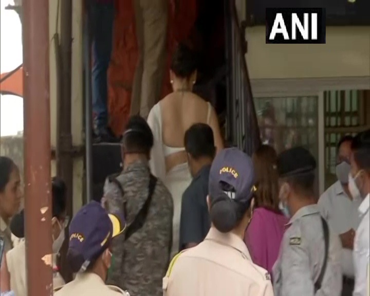 राजद्रोह मामले में कंगना रनौत अपनी बहिन के साथ बयान दर्ज़ कराने पुलिस स्टेशन पहुंची