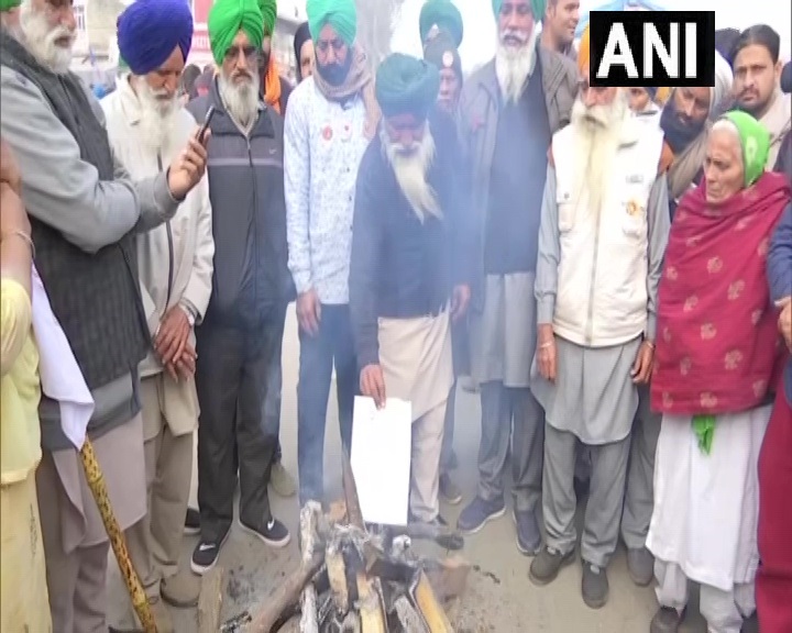 लोहड़ी पर किसानो ने जलाई कृषि कानूनों की प्रतियां