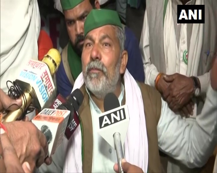 नम हुईं राकेश टिकैत की आंखें, रोते हुए कहा “बीजेपी ने रची साजिश, माफ़ नहीं की जाएगी गद्दारी”