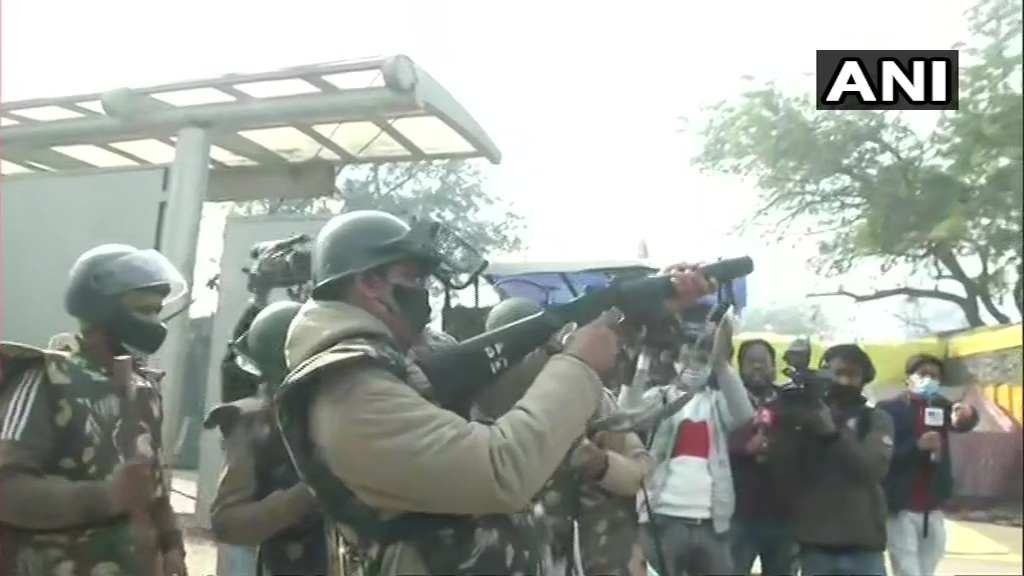 सिंघु बॉर्डर खाली कराने की मांग कर रहे प्रदर्शनकारियों और किसानो में भिड़ंत, पत्थरबाज़ी