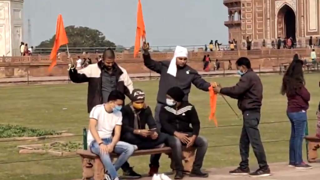 ताजमहल परिसर में भगवा लहराने पहुंचे चार हिंदूवादी गिरफ्तार