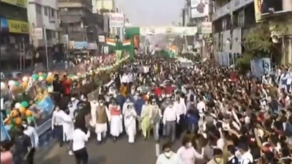 बीजेपी शासित राज्यों में बंगाल के मजदूरों को हिरासत में लिए जाने के खिलाफ सड़क पर उतरीं ममता