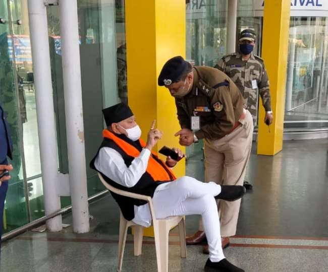 यूपी पुलिस के खिलाफ हाई वोल्टेज ड्रामा, पीएम मोदी के भाई एयरपोर्ट पर धरने पर बैठे