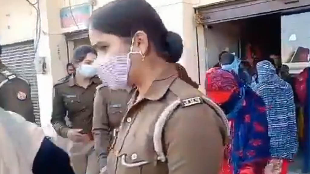 बीजेपी नेता के होटल में अय्याशी, छापेमारी में पकडे गए 12  युवतियां और 13 युवक