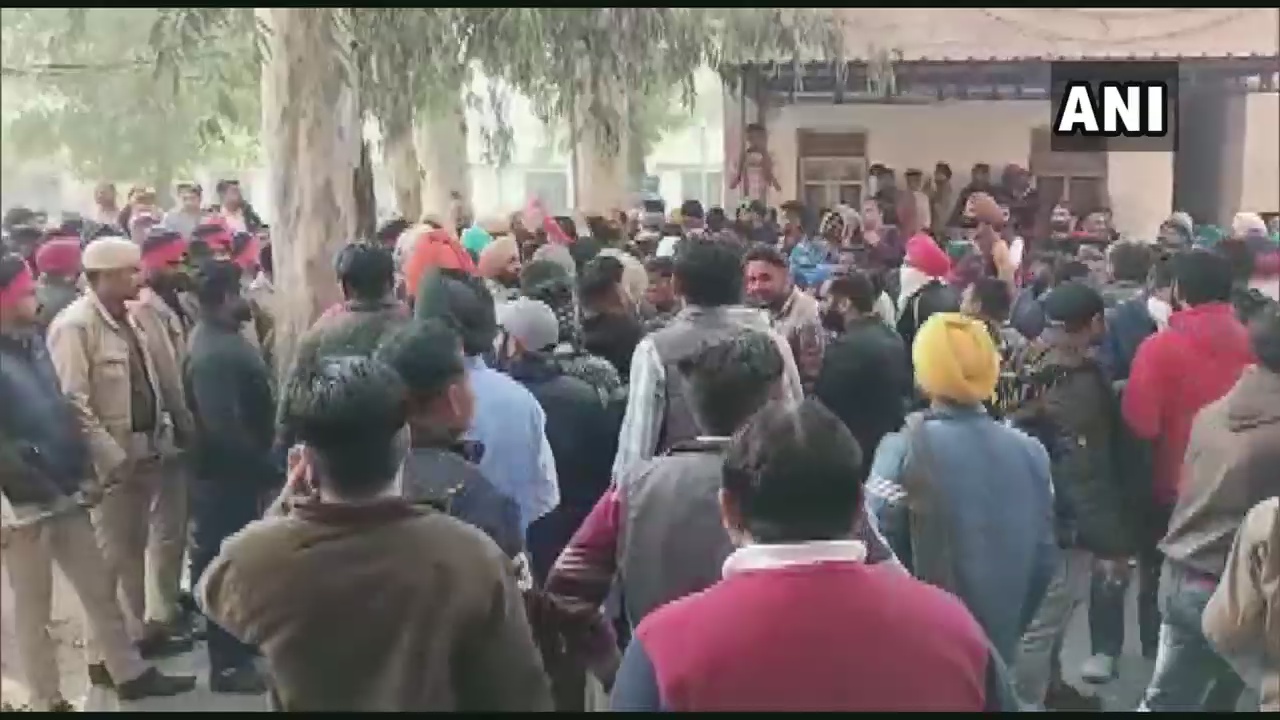 अकाली दल नेता सुखबीर सिंह बादल की गाड़ी पर हमला, कांग्रेस विधायक के बेटे पर आरोप