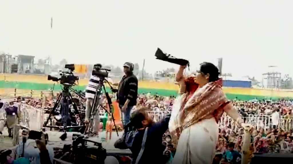 बंगाल में अमित शाह का विरोध, महिला ने बेरिकेट पर चढ़कर दिखाया काला झंडा