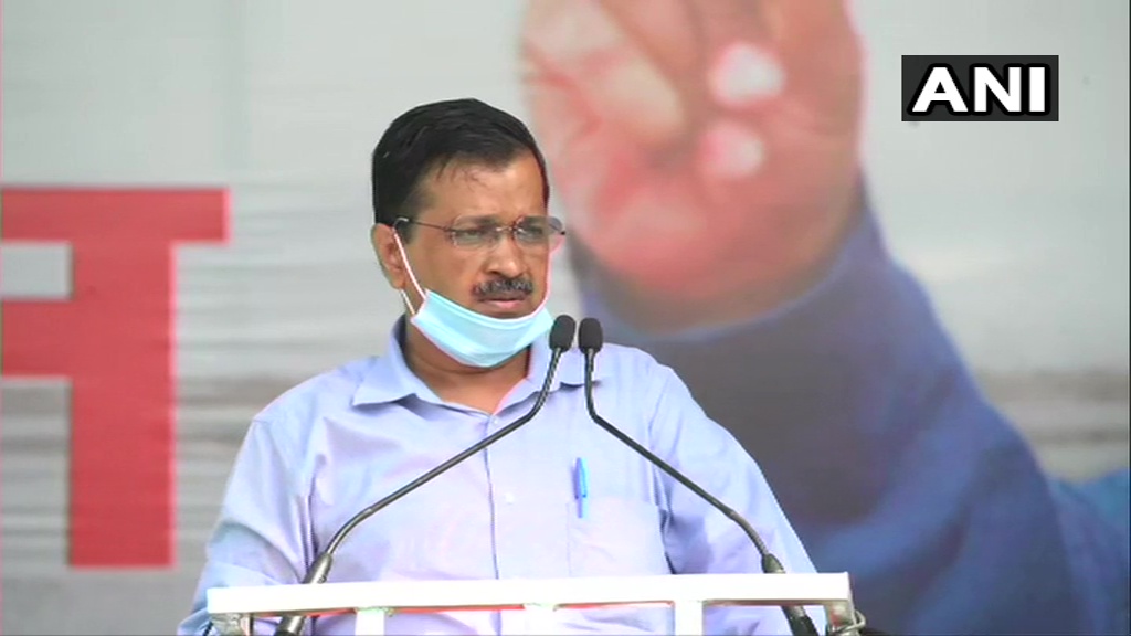 केजरीवाल का दावा: लालकिले पर धार्मिक झंडा फहराने वाले बीजेपी के कार्यकर्ता