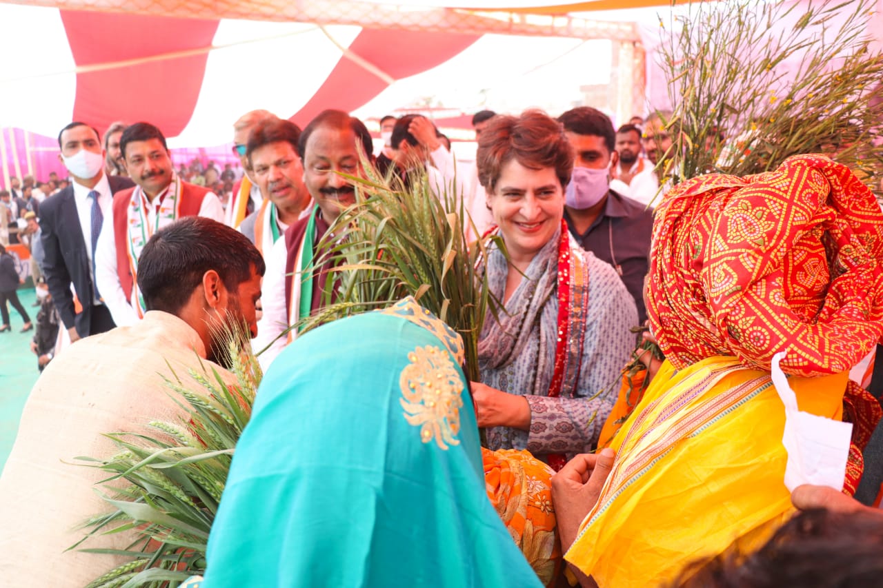 मथुरा में प्रियंका ने भरी हुंकार, कहा ‘सब कुछ बेचने वाली सरकार को ये देश देख रहा है’