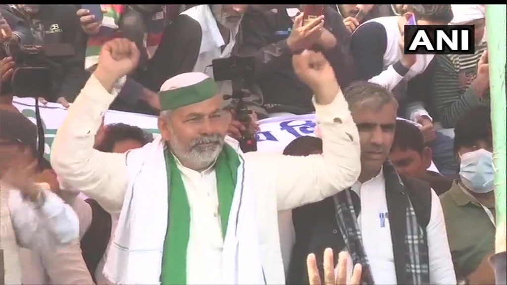 जींद महापंचायत में मंच गिरा, टिकैत बोले “भाग्यवान लोगों के टूटते हैं मंच”