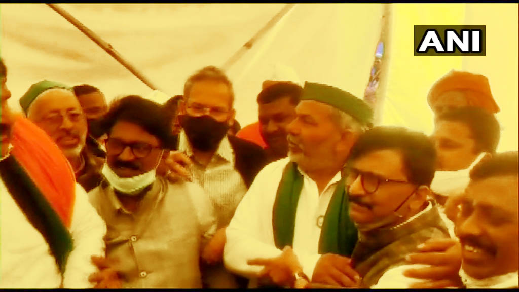 राकेश टिकैत से मिलने गाज़ीपुर बॉर्डर पहुंचे शिवसेना सांसद