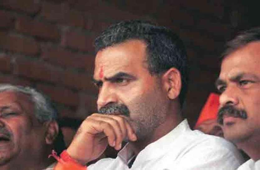 किसानो को समझाने गए केंद्रीय मंत्री संजीव बालियान, कड़े विरोध के बाद मायूस होकर लौटे