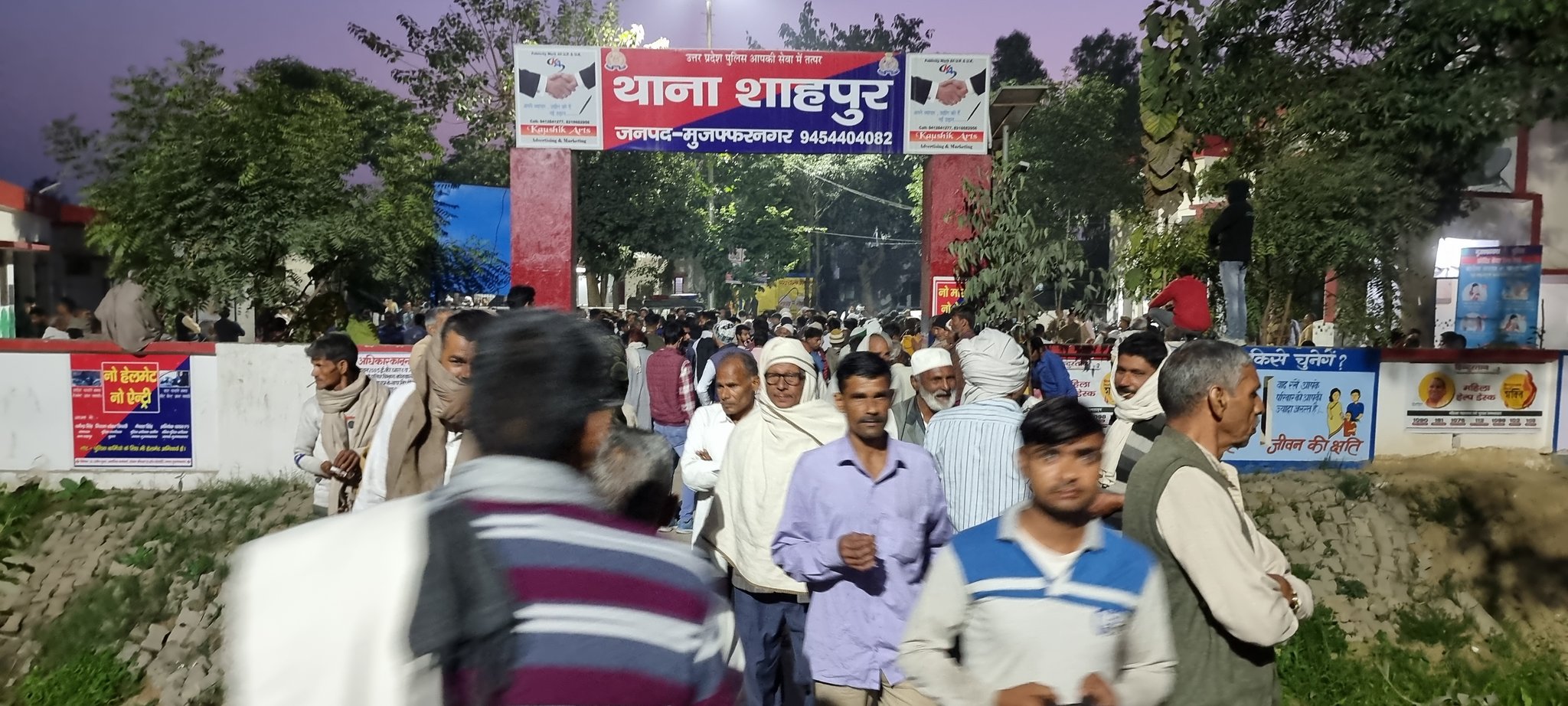 केंद्रीय मंत्री संजीव बालियान के खिलाफ मुकदमा दर्ज कराने पहुंचे किसान, थाने का घेराव