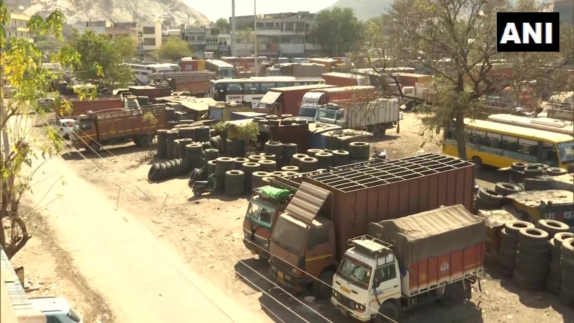 व्यापारियों के भारत बंद के आह्वान पर आज ट्रको का चक्का जाम