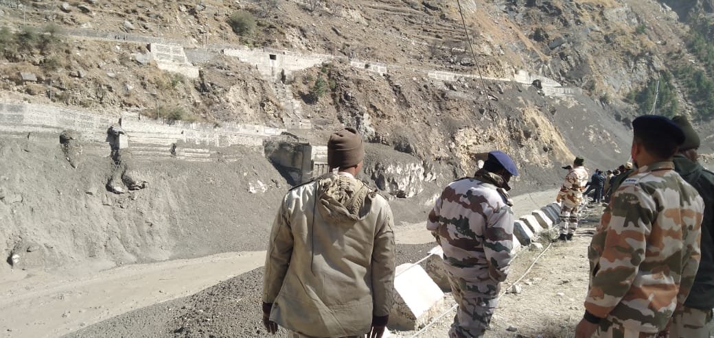 उत्तराखंड: ग्लेशियर टूटने से 100 से अधिक लोगों के बाढ़ में बहने की आशंका, तीन शव बरामद