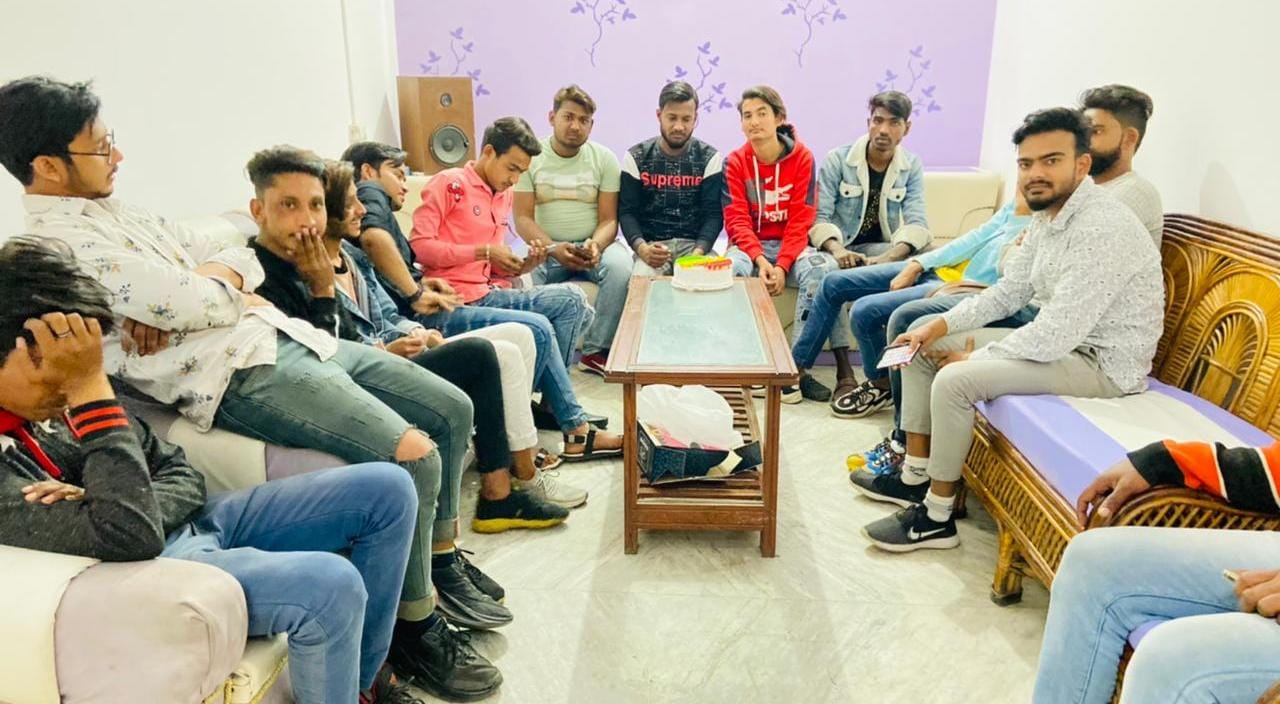 केक काटकर मनाया गया शिवपाल यादव का जन्मदिन