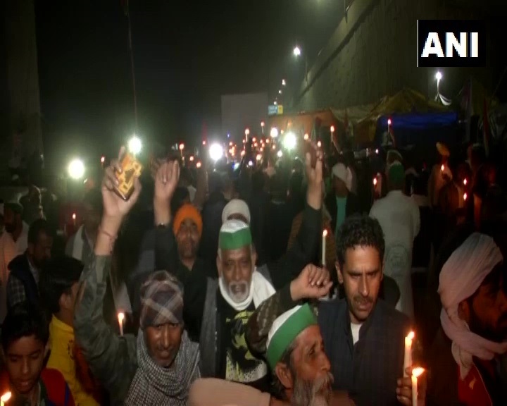 पुलवामा हमले की दूसरी बरसी: किसानो ने शहीद जवानो को दी श्रद्धांजलि, केंडल मार्च निकाला