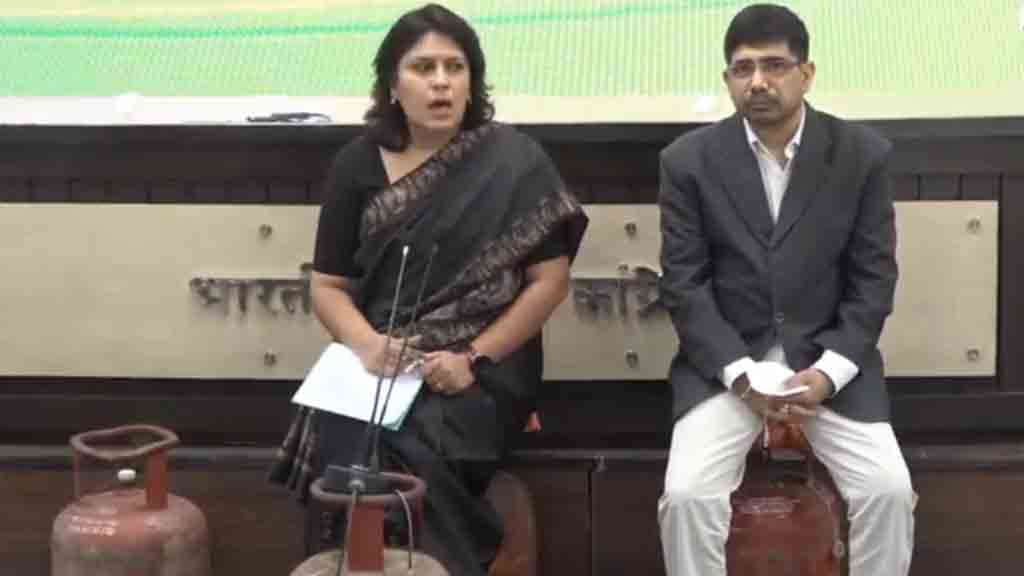 एक ही महीने में तीसरी बार बढ़ी रसोई गैस की कीमत, कांग्रेस ने फिर सरकार को घेरा