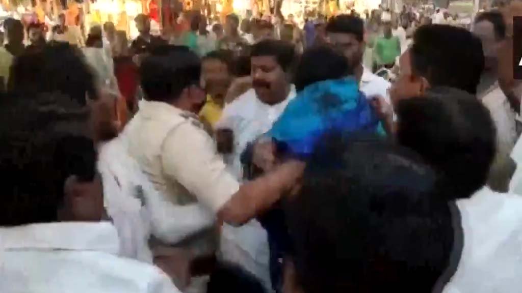 उद्धव पर की थी टिप्पणी, शिवसैनिकों ने बीजेपी नेता पर कालिख पोती, चूड़ियां और साड़ी पहनाई