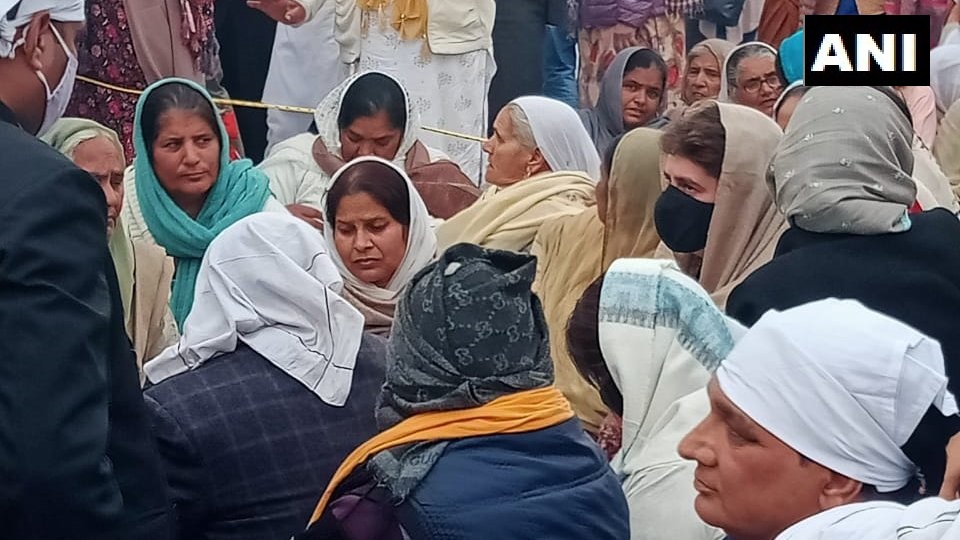ट्रेक्टर परेड में मृत किसान के परिजनों से मिलीं प्रियंका गांधी
