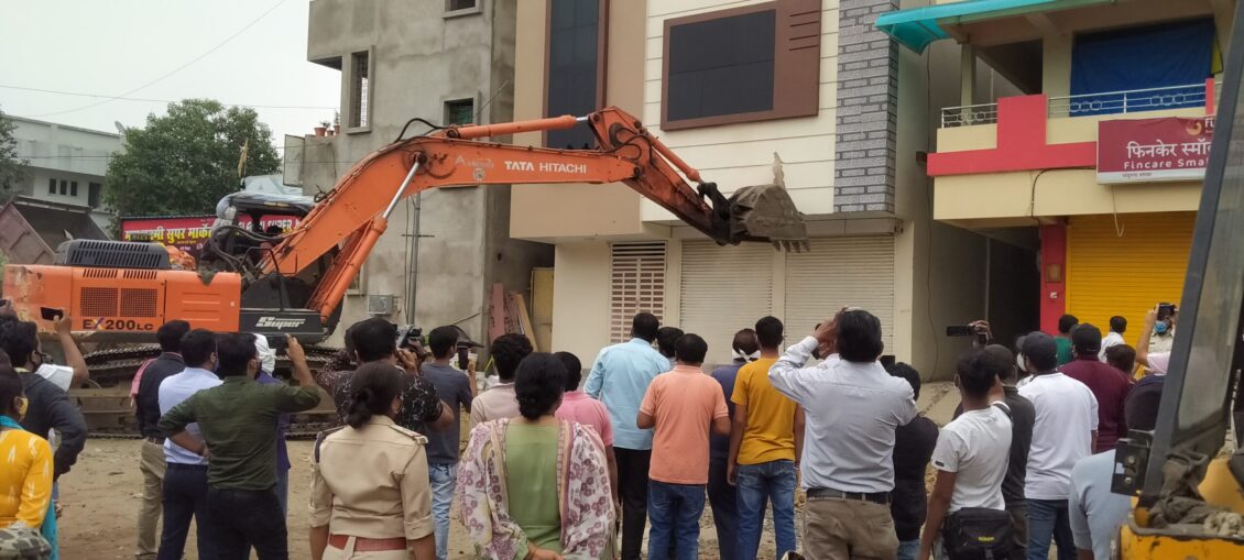 तीन मंजिला भवन पर चला नगर पालिका का बुलडोजर