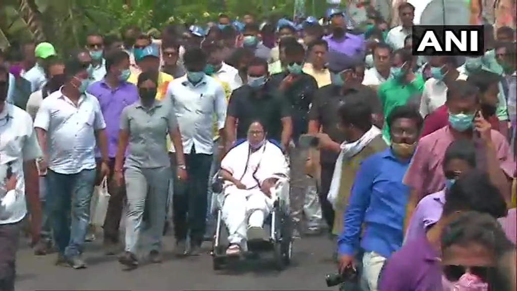 शुभेंदु के गढ़ में ममता का हल्ला बोल, नंदीग्राम में व्हीलचेयर से पदयात्रा