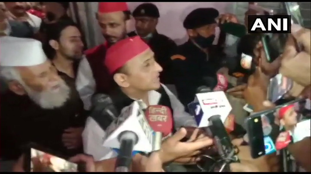 यूपी में स्कूलों का विलय एक गहरी साजिश, शिक्षा का अधिकार छीनना चाहती है बीजेपी: अखिलेश