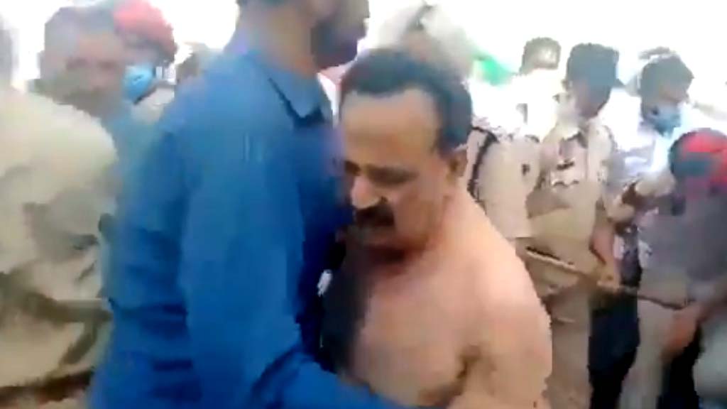पंजाब में भाजपा विधायक को किसानों ने घेरा, कपड़े फाड़े, नंगा कर सड़क पर दौड़ा कर पीटा