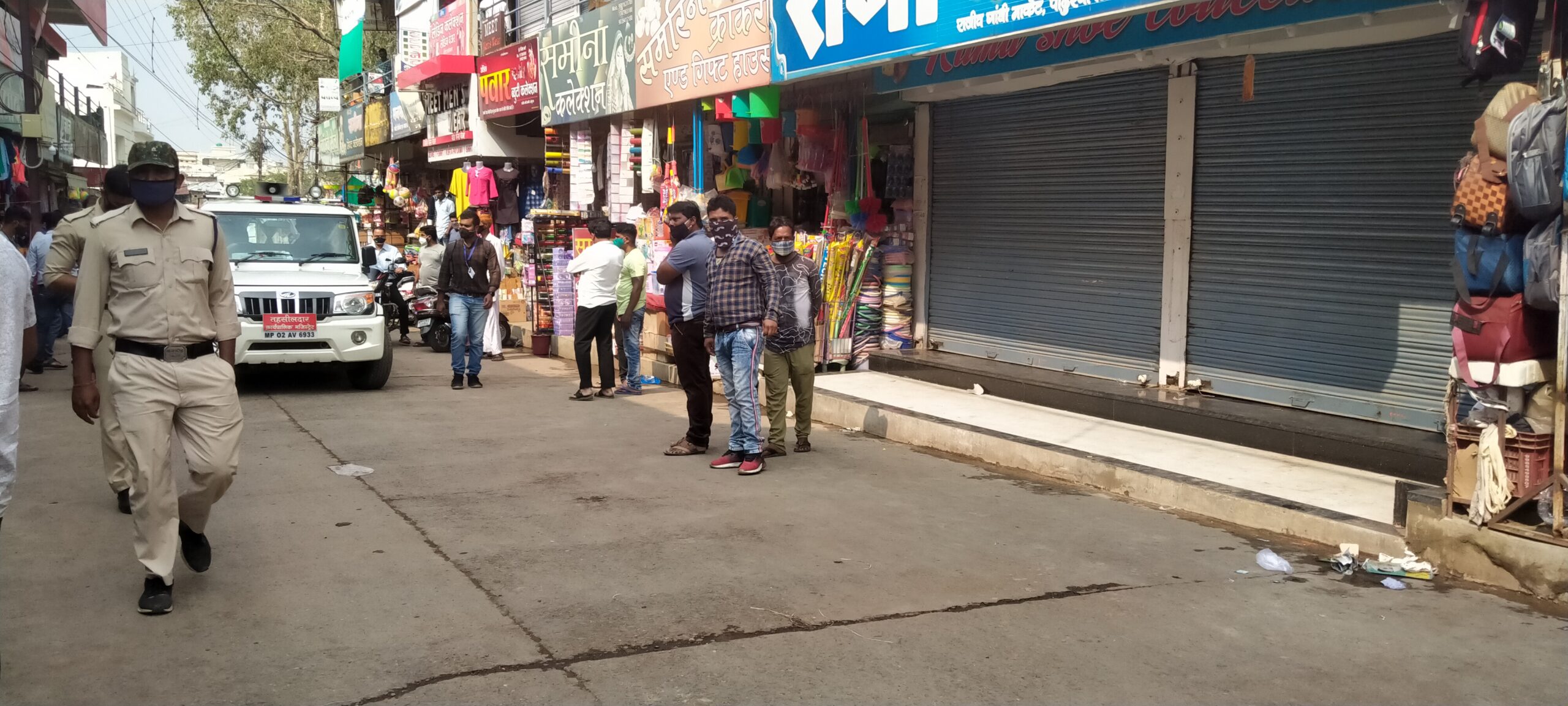 प्रशासन ने दिखाई सख्ती: सोशल डिस्टेंसिंग और मास्क का पालन नहीं करने पर दो दुकानें सील