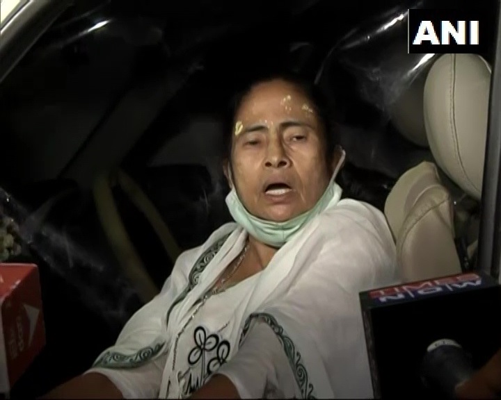 नंदीग्राम: भीड़ में अचानक घुसे लोगों की धक्का मुक्की में सीएम ममता बनर्जी घायल