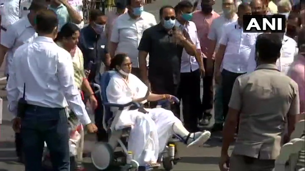 जनता के बीच पहुंची ममता, व्हील चेयर पर बैठकर किया रोड शो