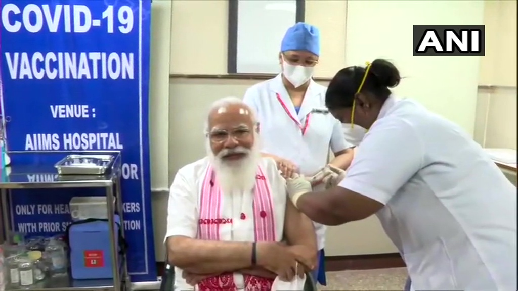 पीएम मोदी, उपराष्ट्रपति सहित कई बड़े नेताओं ने लगवाई कोरोना वैक्सीन