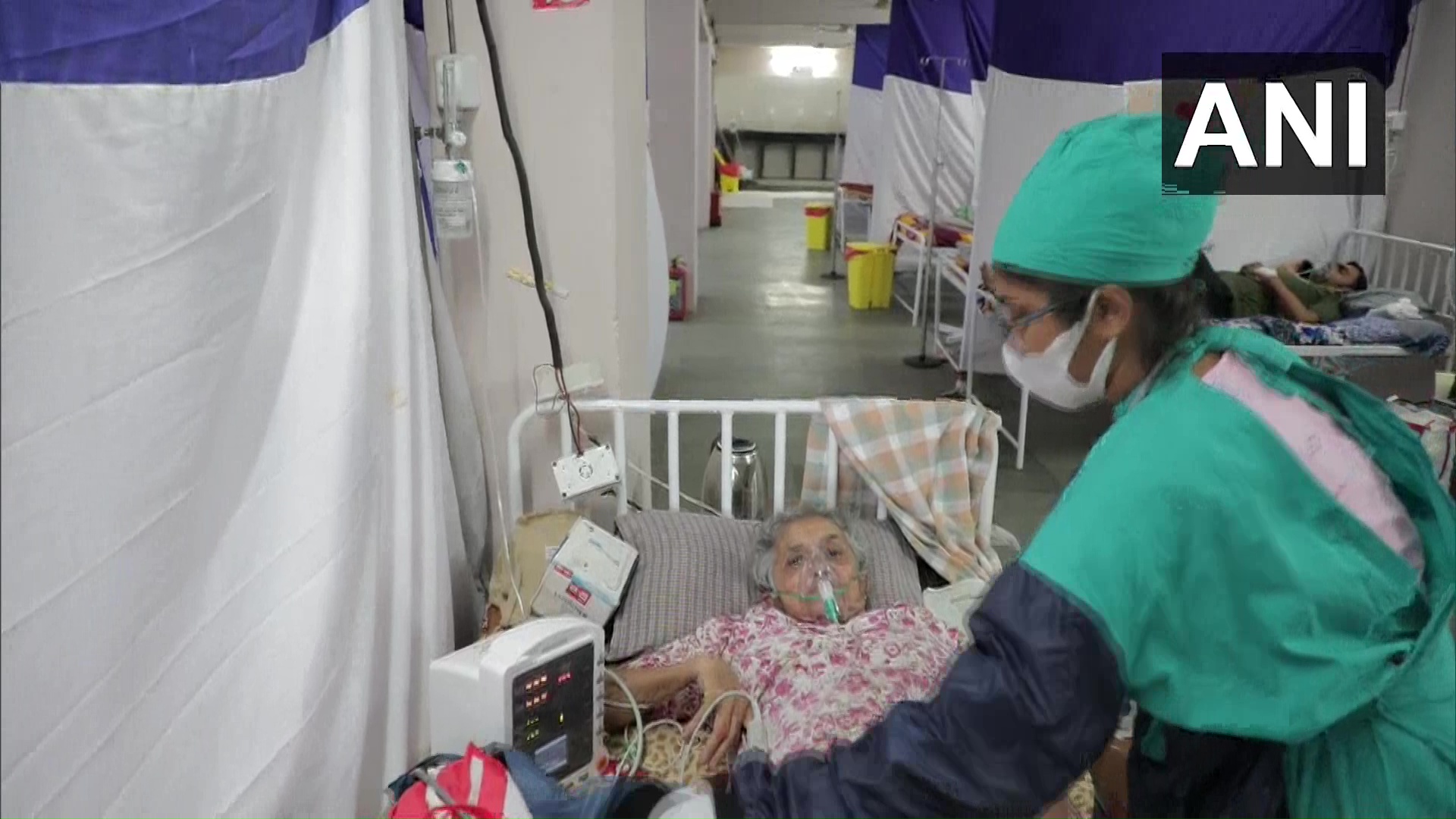 रोज़ा रखने के साथ अपनी ड्यूटी को पूरी ज़िम्मेदारी से निभा रही है ये गर्भवती नर्स