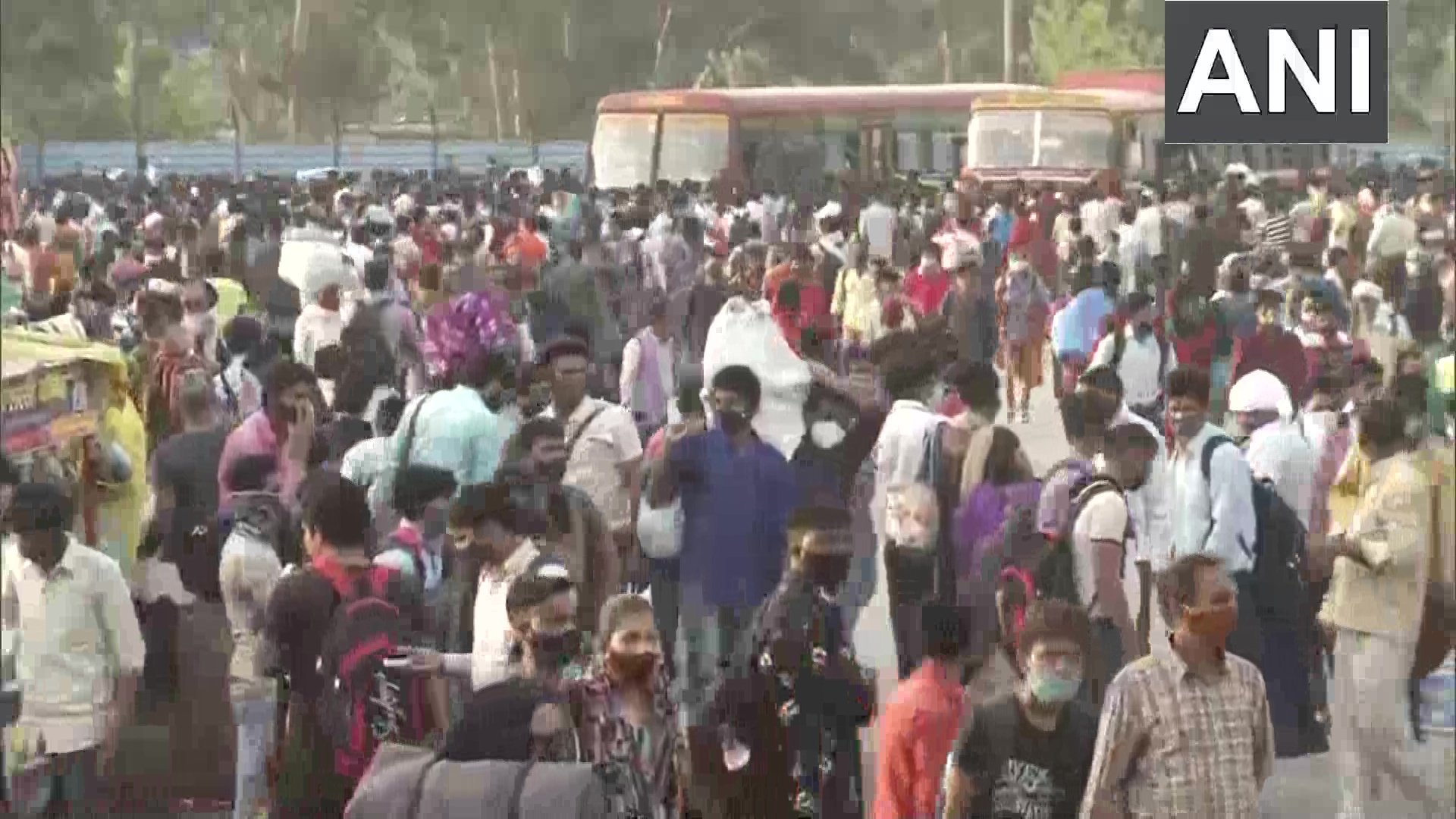 दिल्ली: लॉकडाउन के एलान के बाद आनंद बिहार पर जुटी भीड़, आज हुआ 90 शवों का अंतिम संस्कार