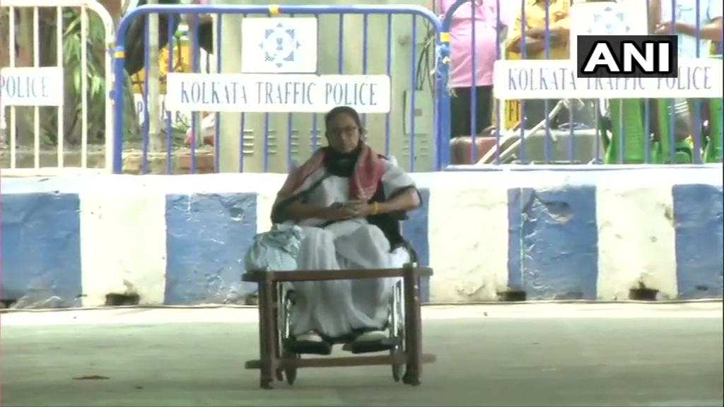 चुनाव आयोग के फैसले के खिलाफ गांधी मूर्ति के समक्ष धरने पर बैठीं ममता