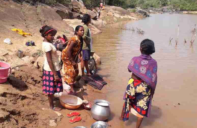 स्वच्छ जल से आज भी वंचित हैं आदिवासी
